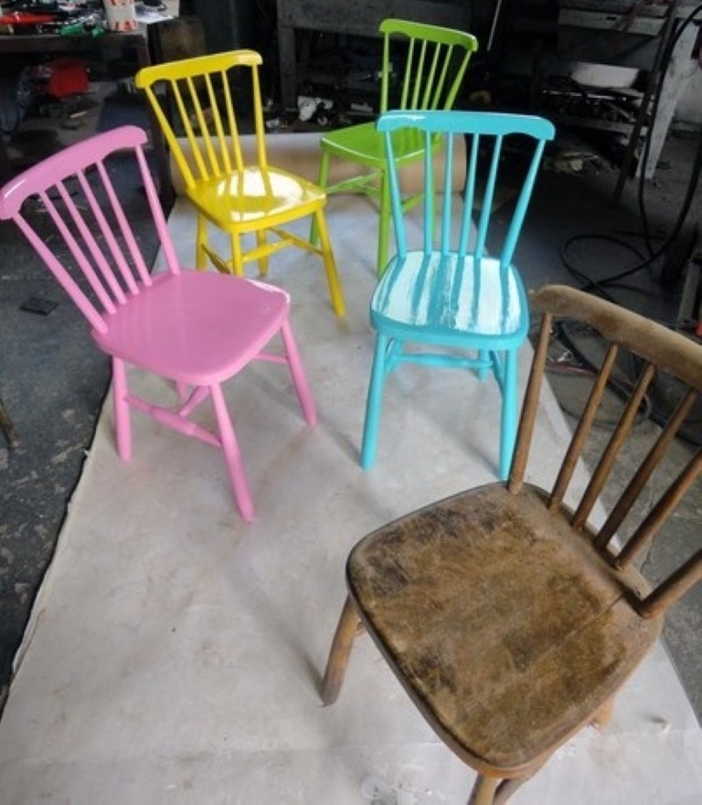 Cadeiras coloridas no blog Detalhes Magicos
