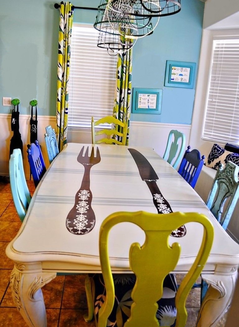 Cadeiras coloridas no blog Detalhes Magicos