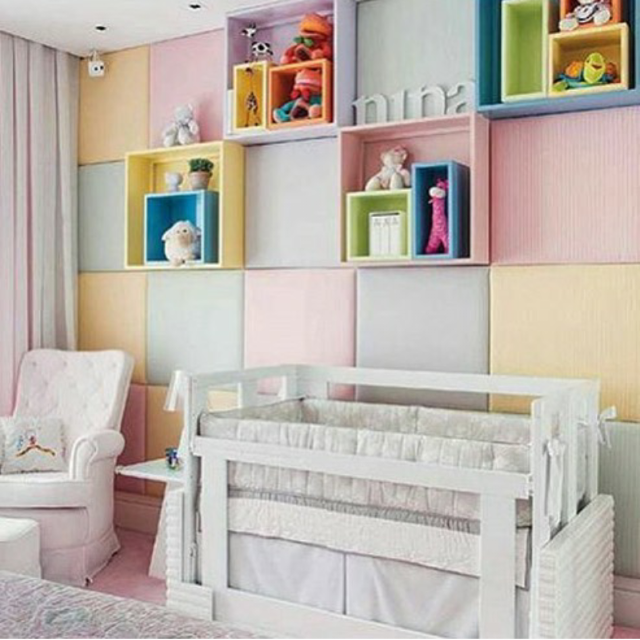 Projeto Camila Klein Arquitetura com placas na parede, revestidas de tecido fazendo um colorido alegre e suave.